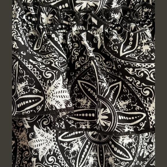 Cute Ruffled Cold-Shoulder Top - Picture 4 of 5